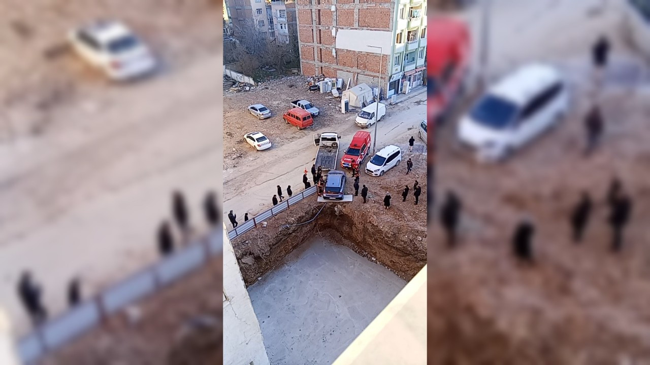 Malatya’da otomobil inşaat temeline düşmekten son anda kurtuldu