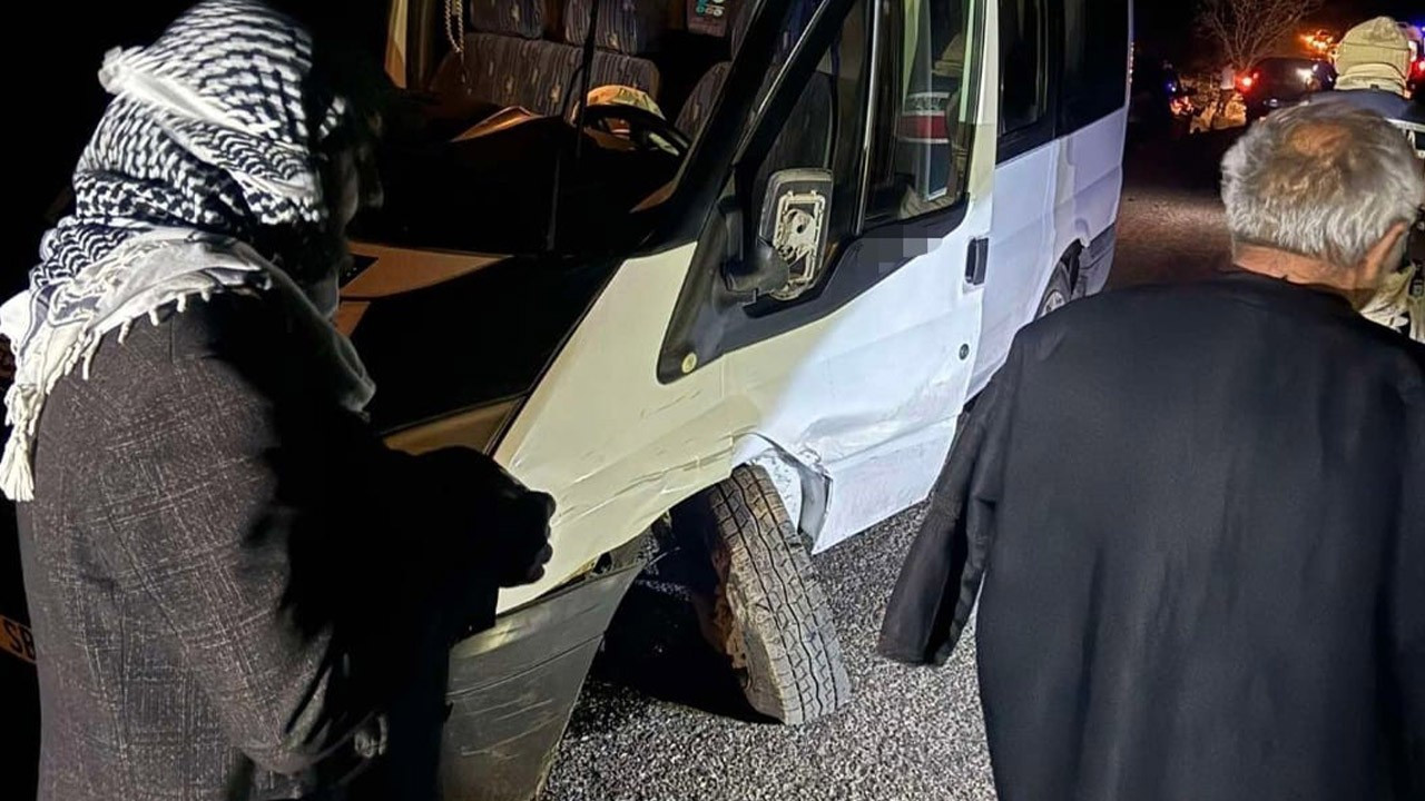 Diyarbakır'da minibüs ile otomobil çarpıştı: 1 kişi yaralandı