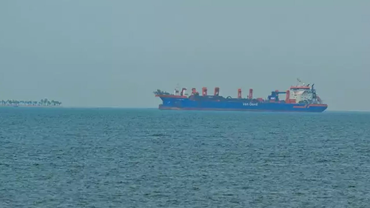 BAE açıklarındaki bir gemiye daha şüpheli saldırı