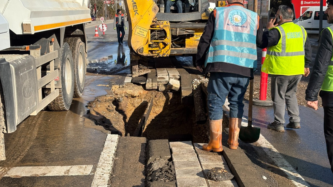 Sivas'ta ana şebeke borusu patladı! Yol çöktü