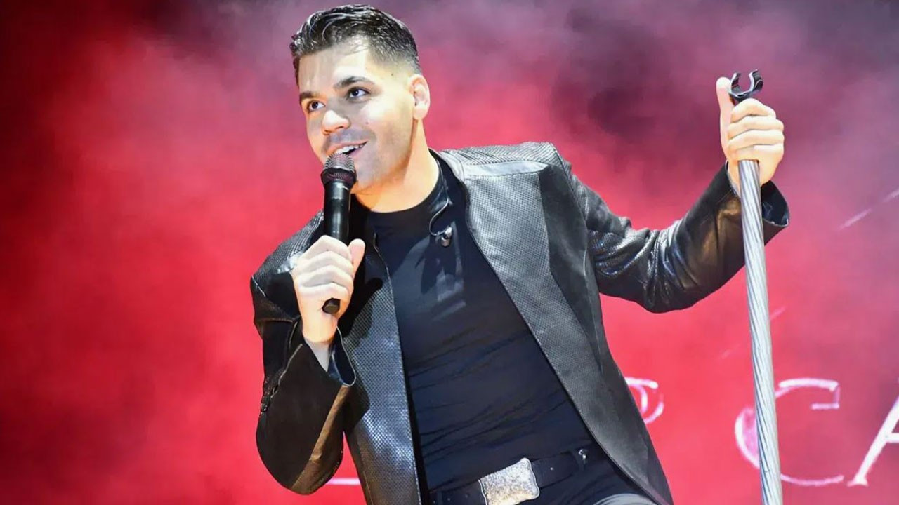 Emir Can İğrek'ten sahnede aşk itirafı!