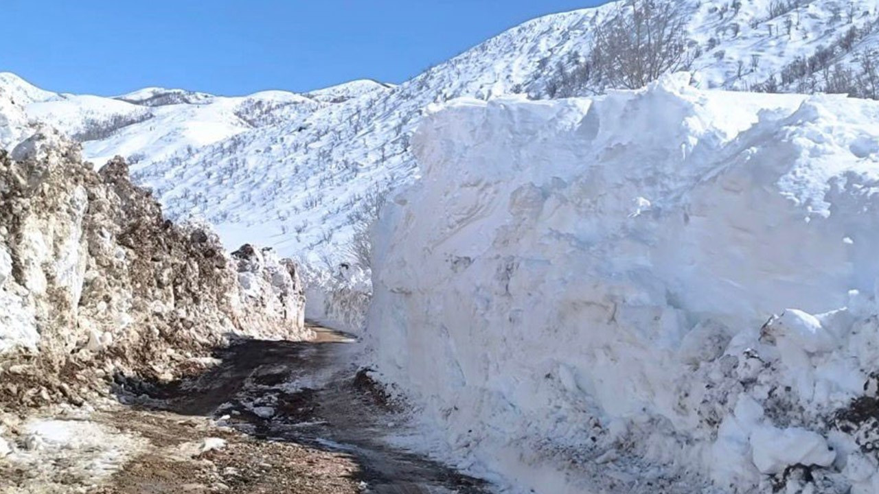 Kar kalınlığı 3 metreyi aşmıştı: Tunceli'de kapalı köy yolu kalmadı