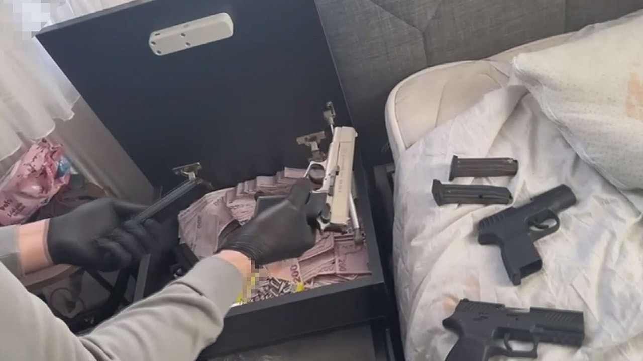 Maltepe'de uyuşturucu operasyonu!: Gizli bölmede silah ve yüklü para ele geçirildi