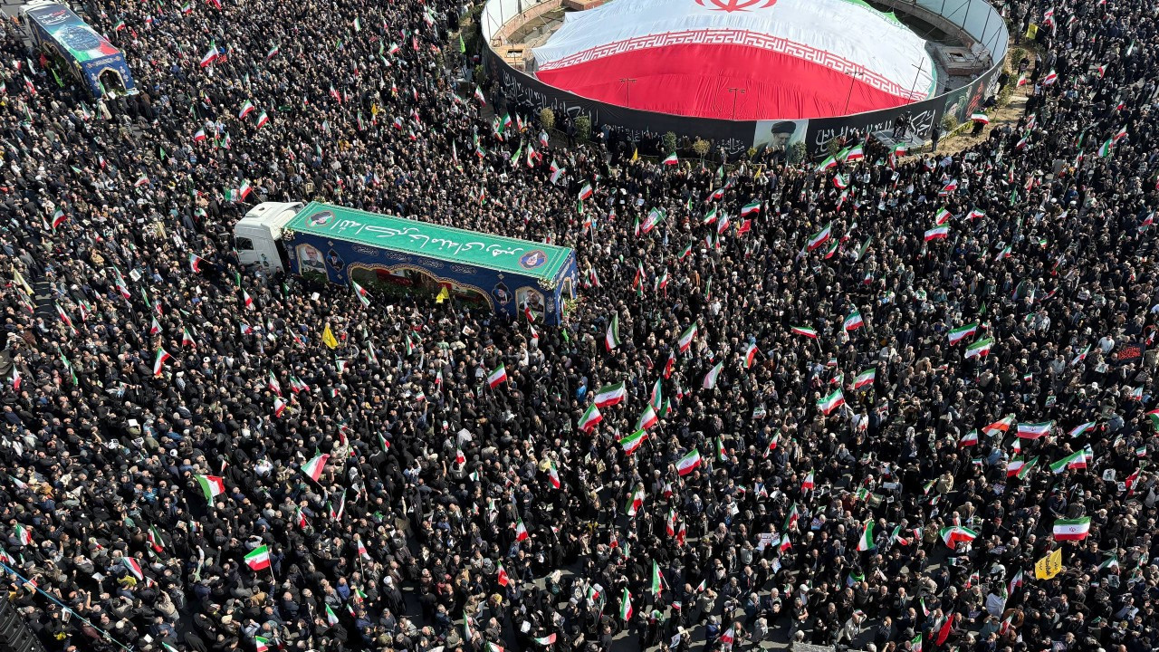 Laricani için cenaze töreni düzenlendi: Tahran halkı meydanlara akın etti!