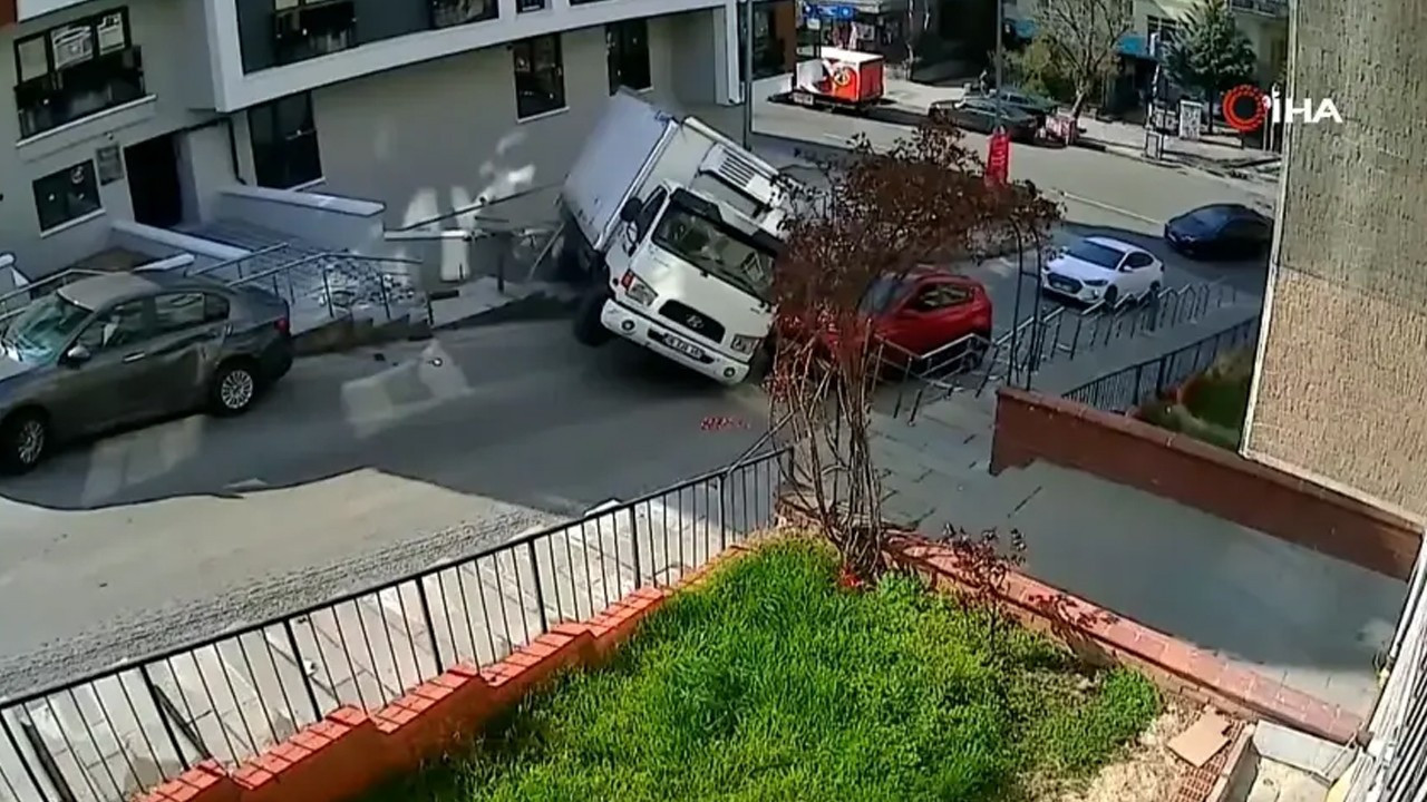 Ankara'da yokuş kabusu! Geri kayan kamyonet devrildi! O anlar saniye saniye kamerada