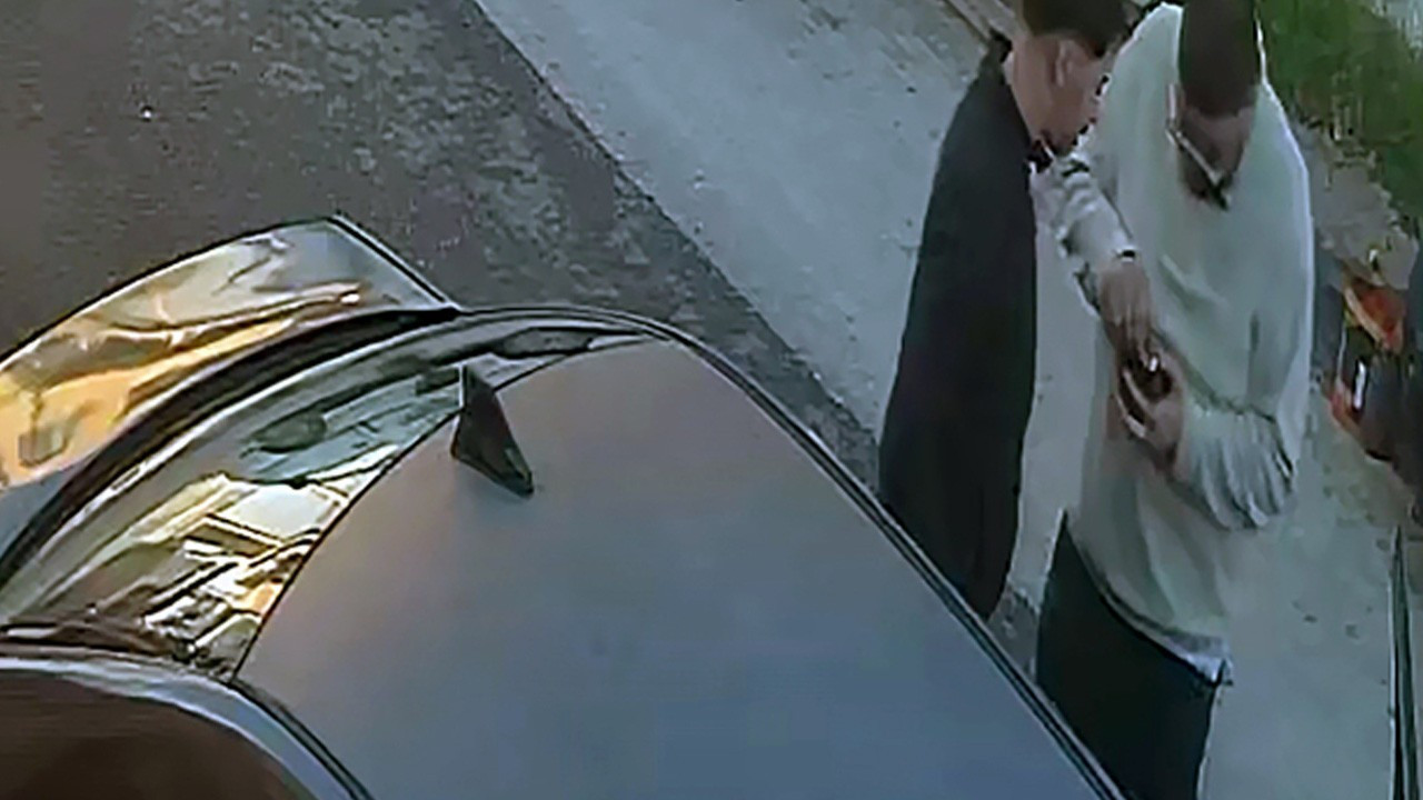 Altınları çaldılar, yüzükleri birbirlerine takıp, eğlendiler