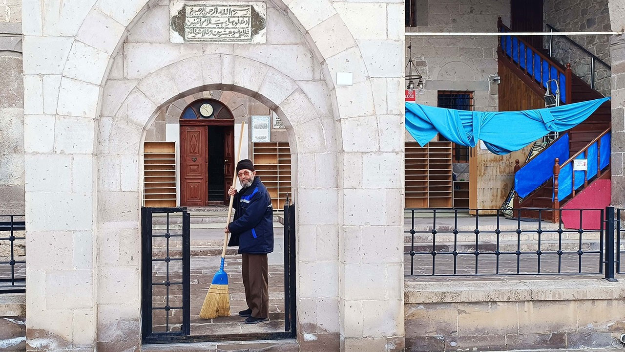 Tarihe dokunan vefa! 678 yıllık caminin gönüllü olarak temizliğini yapıyor