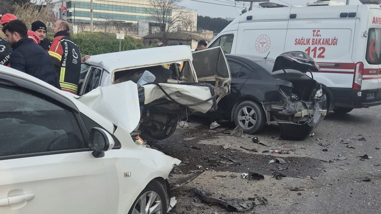Balıkesir'de feci kaza: 4 otomobil birbirine girdi! 1 ölü, 1 yaralı