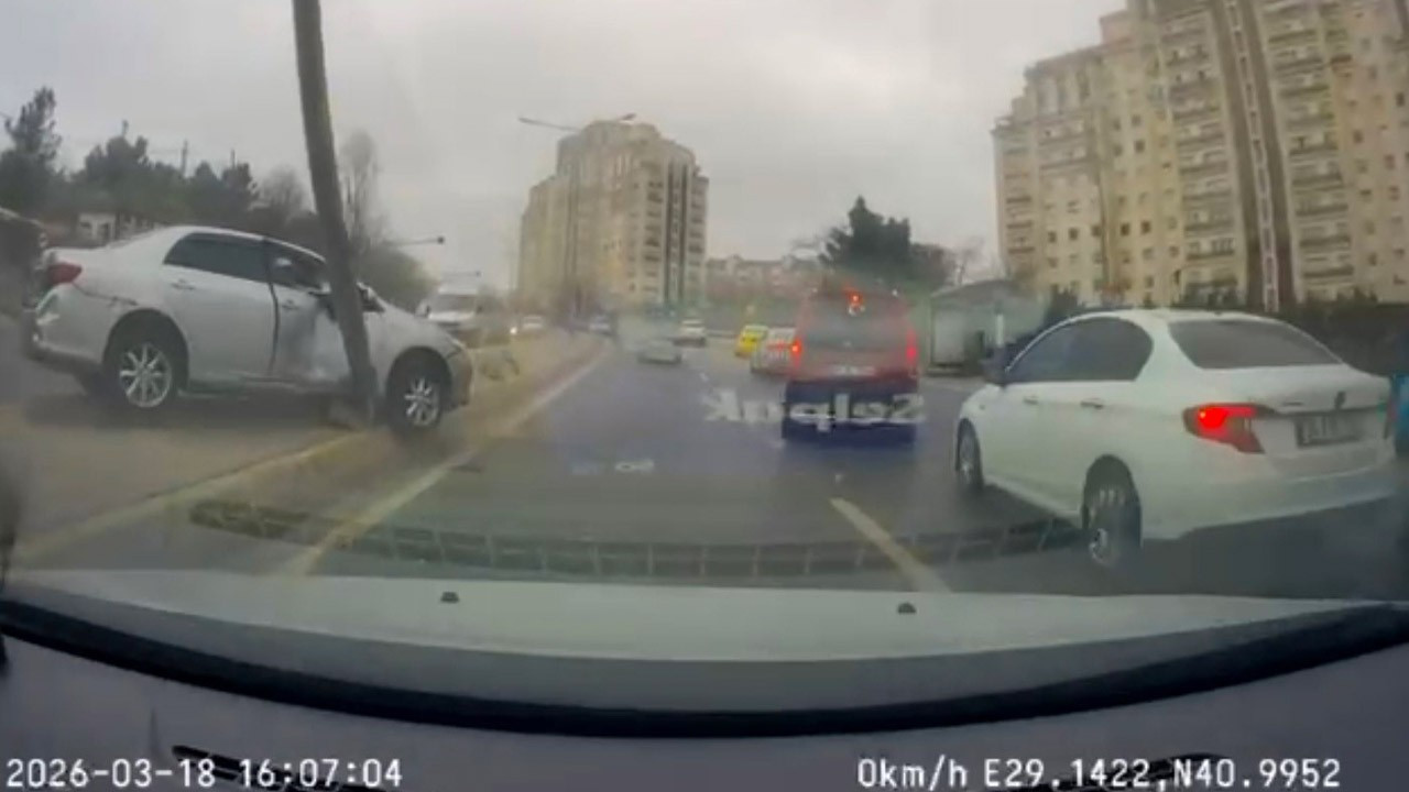 Facianın eşiğinden dönüldü! Kontrolden çıkan araç elektrik direğini devirdi