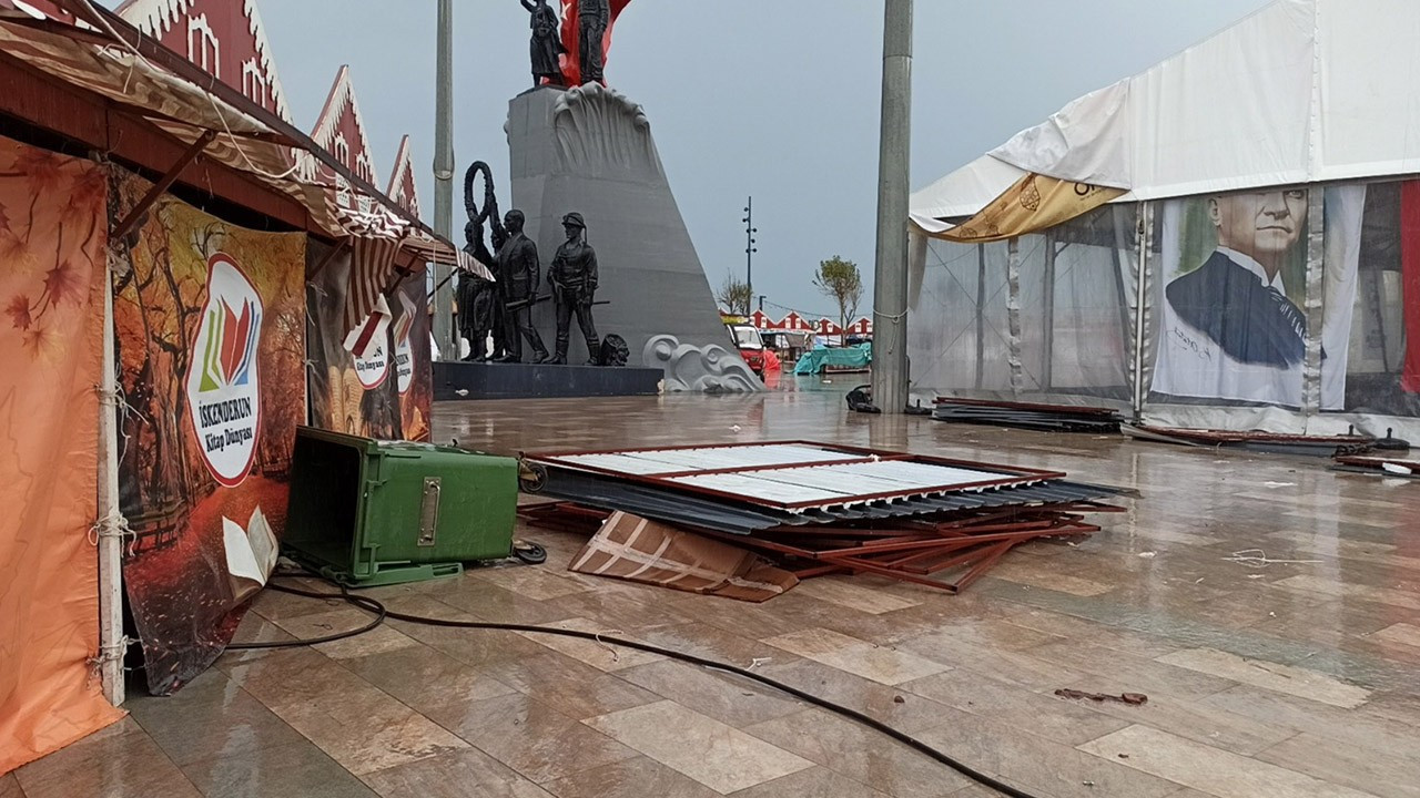 Hatay'da kuvvetli rüzgar; çatılar uçtu, stantlar yıkıldı