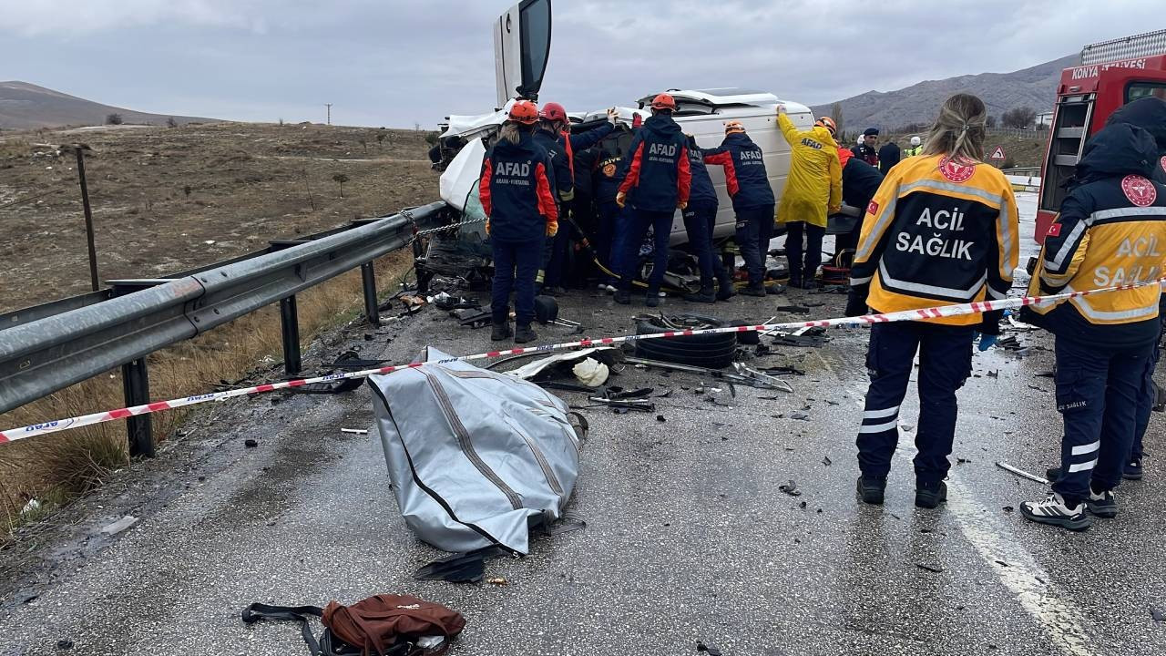 Konya'da feci kaza! Baba ve oğlu hayatını kaybetti, 4 kişi yaralandı