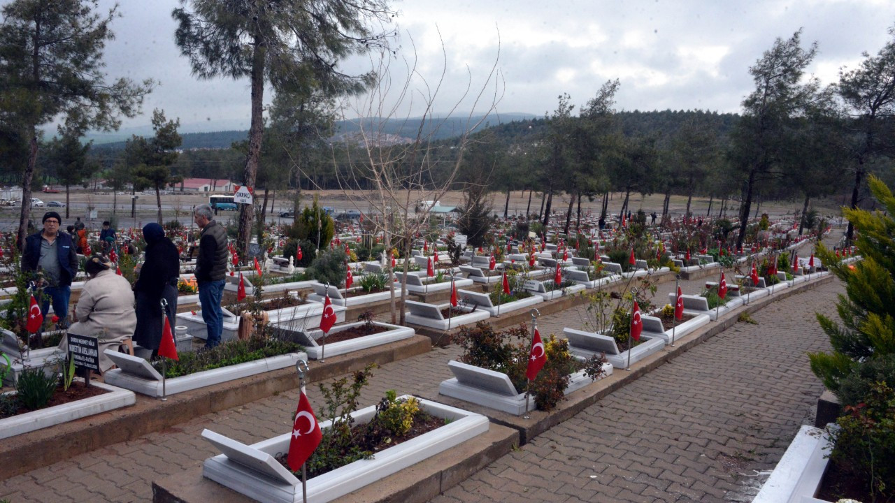 Kahramanmaraş'ta hüzünlü bayram! Depremlerde yakınlarını kaybedenler mezarlıkları doldurdu