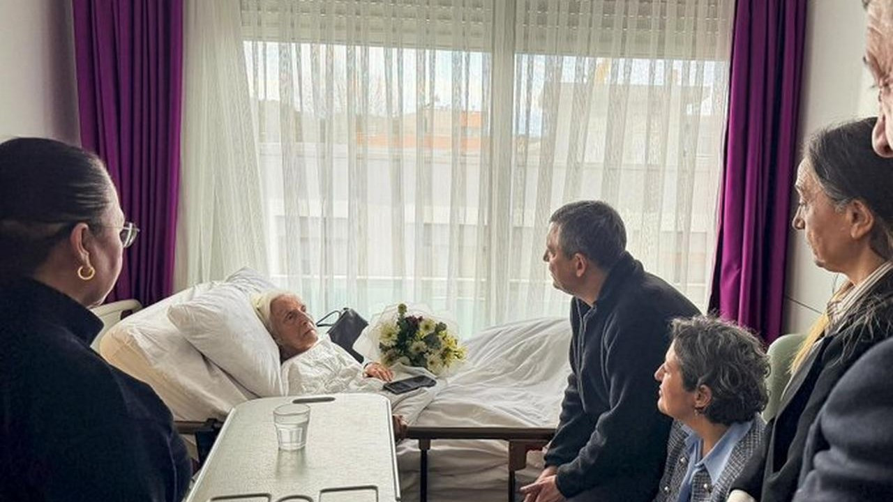 Özgür Özel ilkokul öğretmenini huzurevinde ziyaret etti