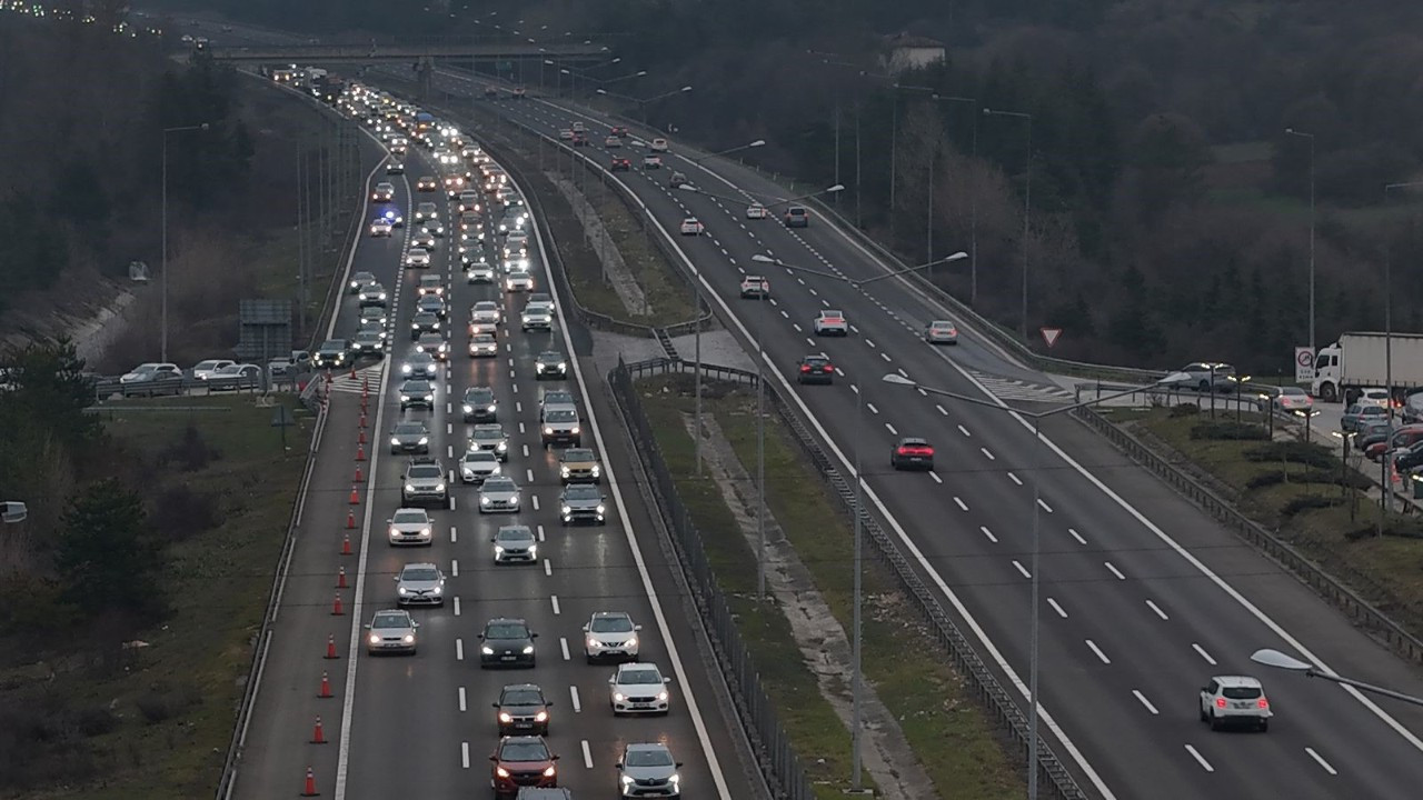 Tatilcilerin dönüş yoğunluğu: Kilometrelerce araç kuyruğu oluştu!