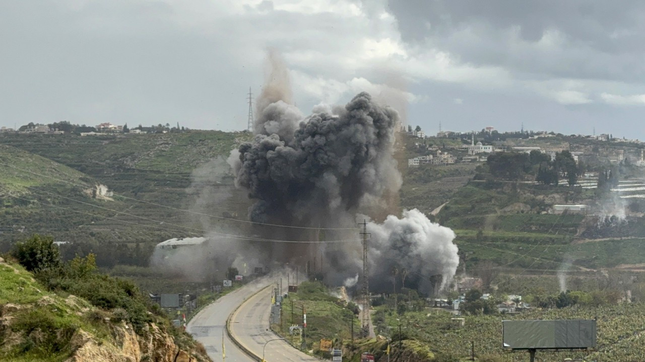 İsrail, Lübnan'ın can damarını vurdu! Stratejik köprü yıkıldı