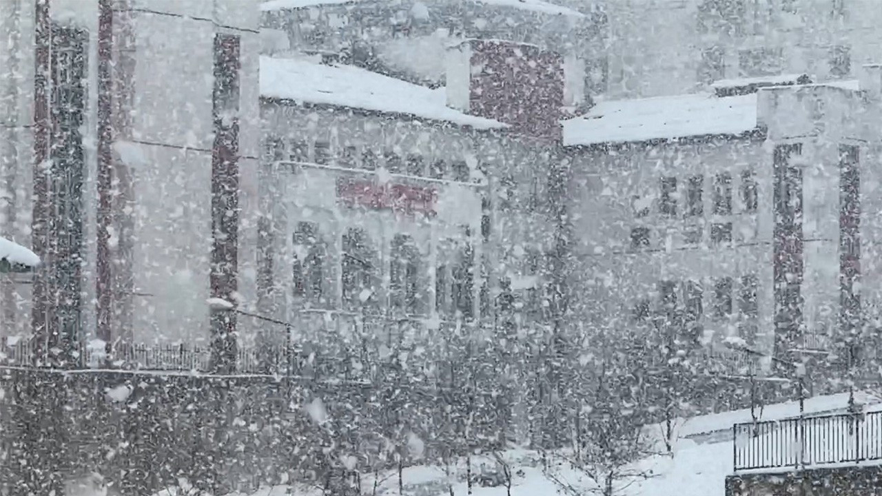 Hakkari ve Yüksekova'da eğitime kar engeli