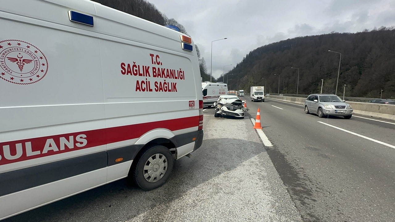 Bolu Dağı Tüneli'nde kaza! Otomobille kamyonet çarpıştı: 2'si çocuk 4 yaralı