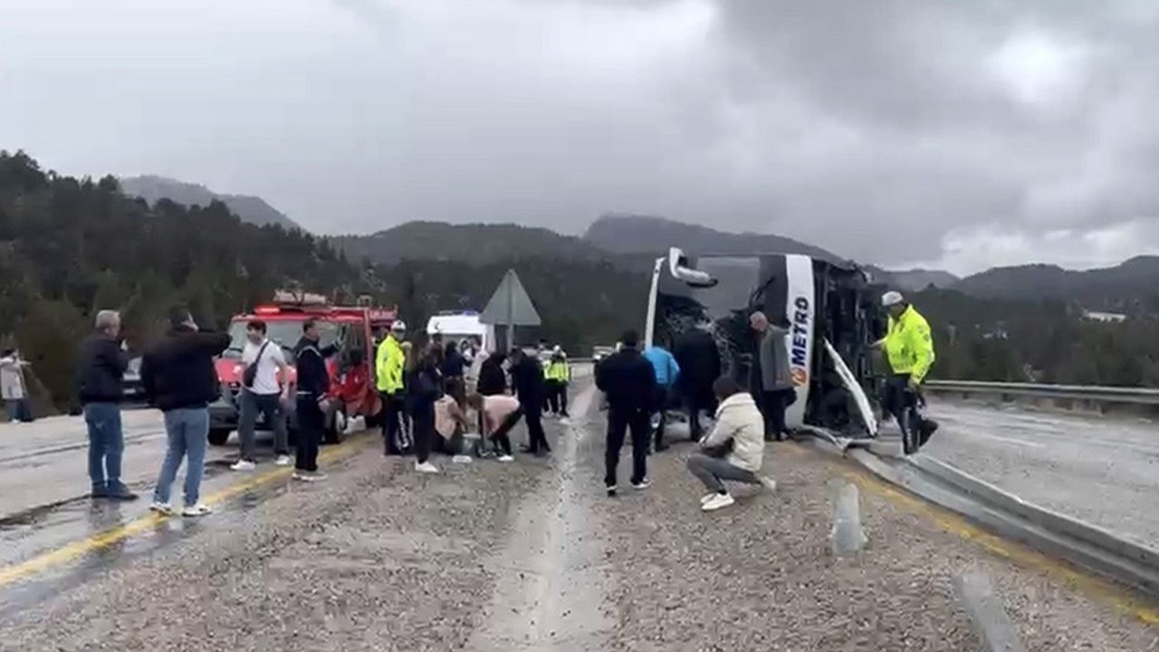 Konya'da feci kaza! Yolcu otobüsü devrildi