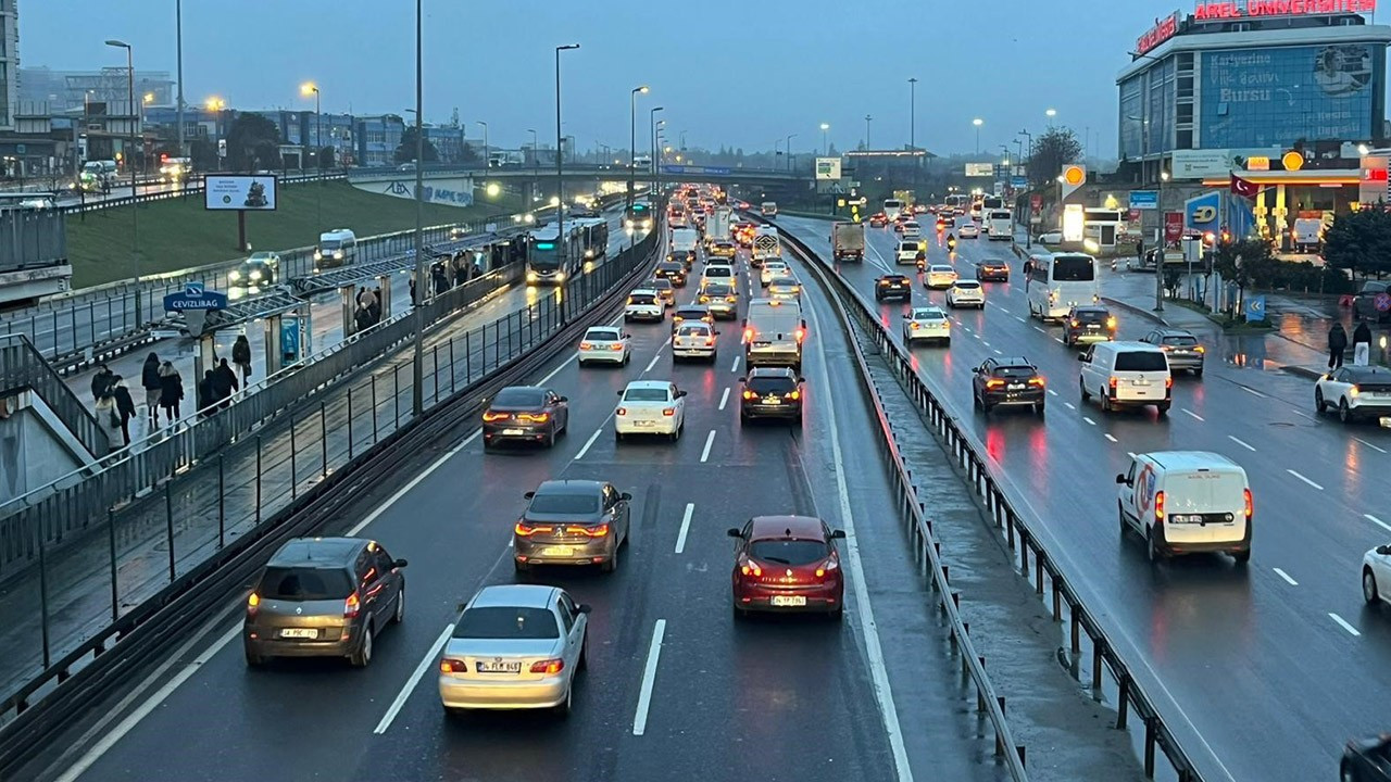 İstanbul’da bayram sonrası haftanın ilk günü sabah saatlerinde trafik yoğunluğu oluştu