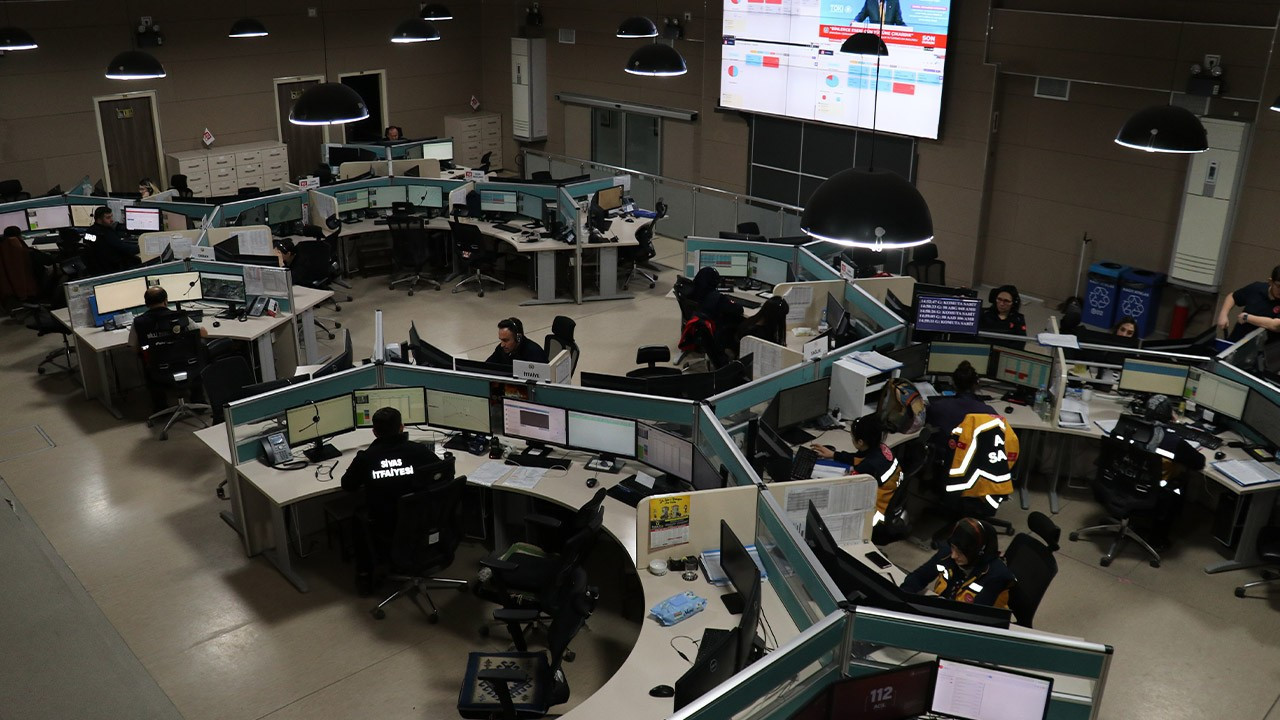 112’ye gelen çağrılar 'pes' dedirtti! Eşiyle barışmak isteyen de aradı, helikopter talep eden de..