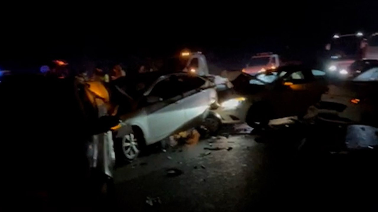 Bayram dönüşü zincirleme kaza: 5 araç birbirine girdi