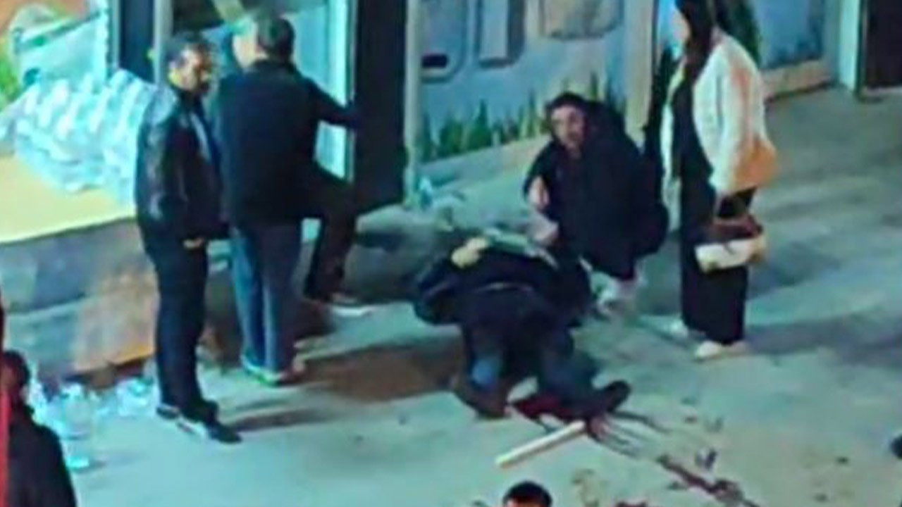 Otobüste başladı, dışarı taştı! Ankara'da 'Yan bakma' kavgası: 1 kişi yaralandı