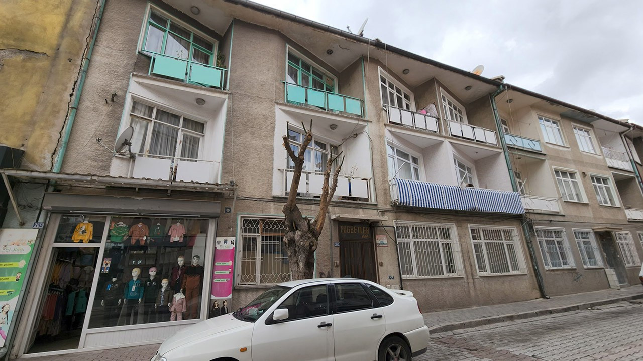 Vicdansız evlat babasını boğup, cesediyle aynı evde kaldı!