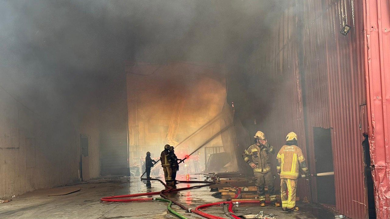 İzmir'de atölye ve depolarda yangın! Müdahale sürüyor