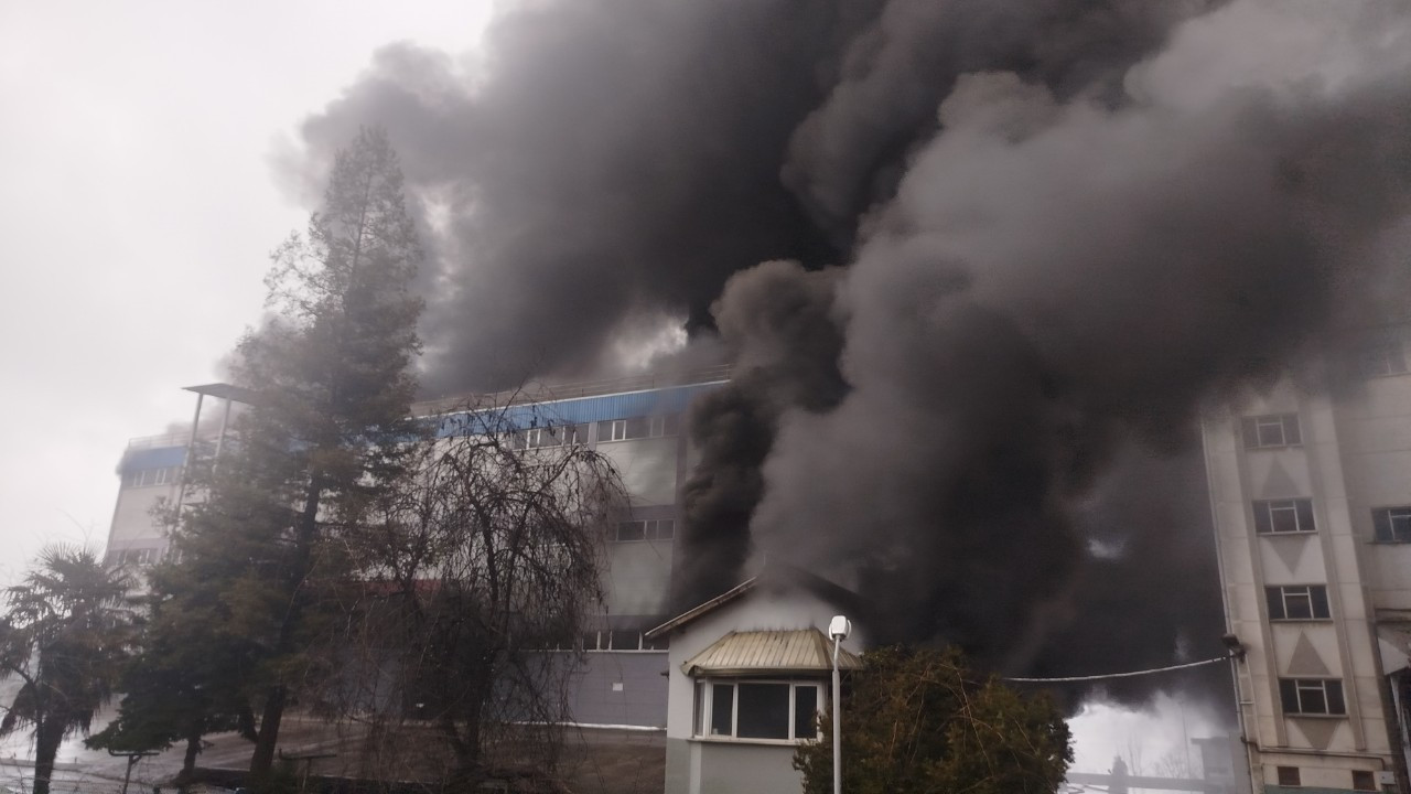Trabzon'da fındık fabrikasında yangın! Gökyüzü dumanlarla kaplandı