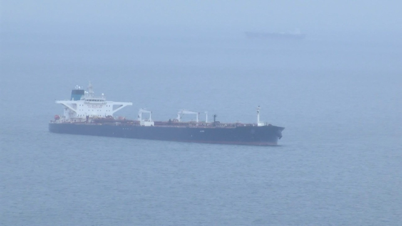 Karadeniz'de saldırıya uğrayan petrol tankeri Türkeli Demirleme Sahası'na çekildi