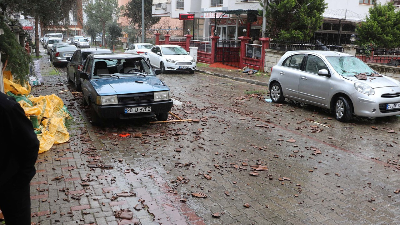 Denizli'de fırtına ortalığı savaş alanına çevirdi; ağaçlar devrildi, çatılar uçtu!