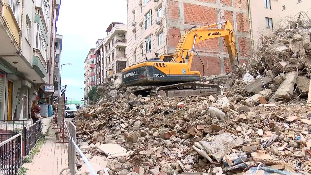 Güngören’de yıkım sırasında hasar gören 6 katlı bina tahliye edildi