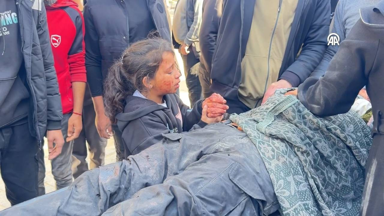 Gazze'de insanlık enkaz altında kaldı! Babasını kaybeden küçük kızın gözyaşları yürekleri yaktı: "Ne olur kalk baba"