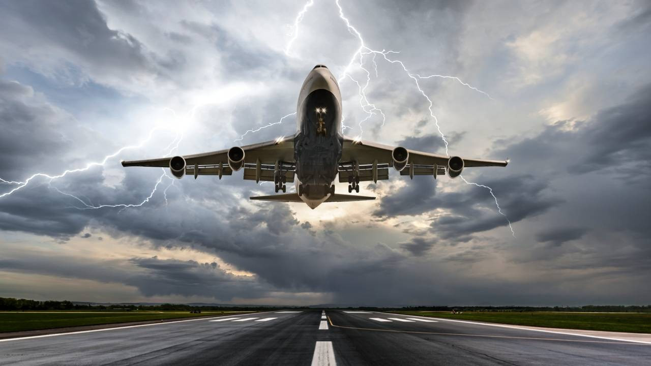 İstanbul'daki olumsuz hava uçuşları vurdu! Çok sayıda uçuş iptal edildi