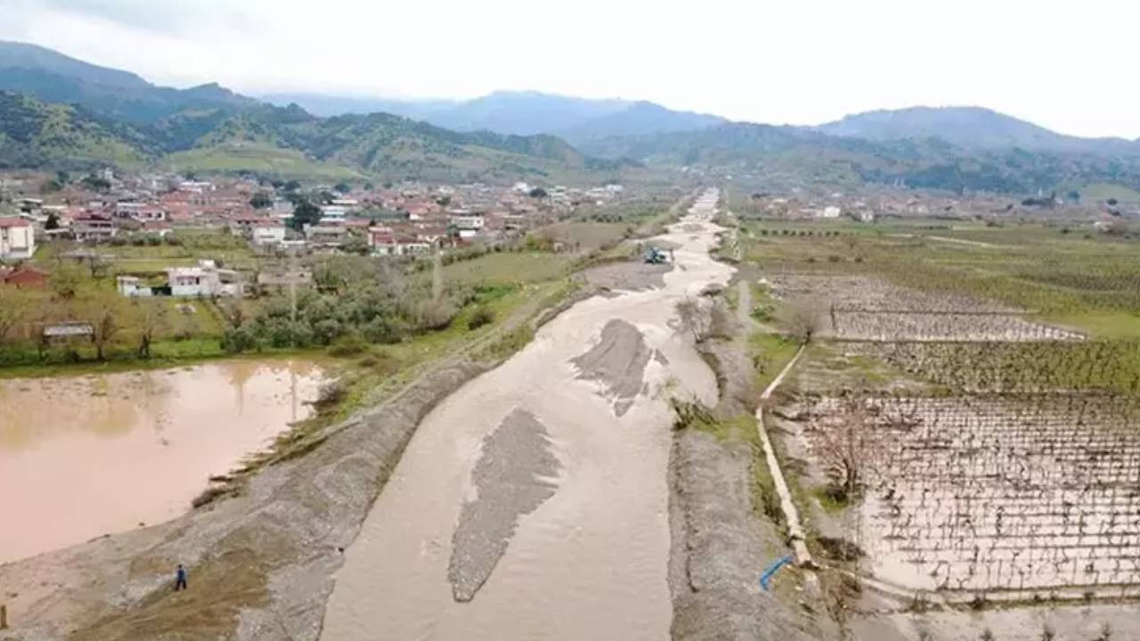 Manisa'da dereler taştı, tarım arazileri su altında kaldı