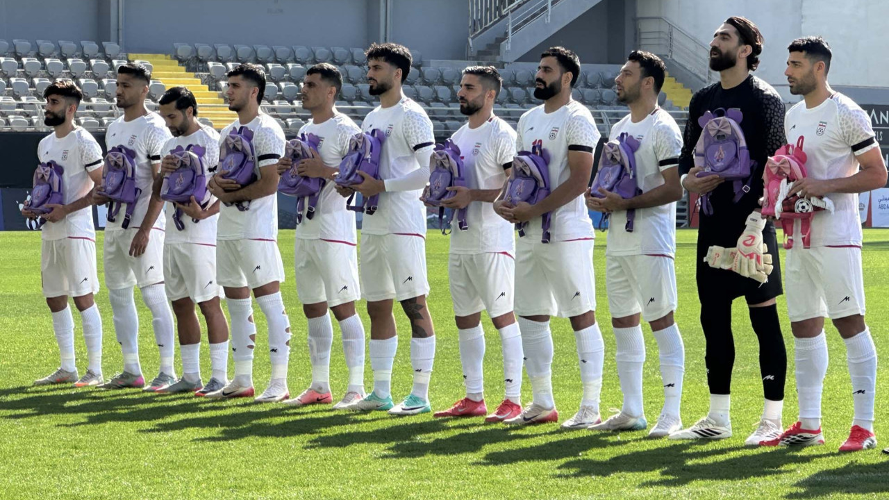 İran Mili Takımı’ndan tarihi geçecek tepki! Sahaya kız okul çantasıyla çıktılar