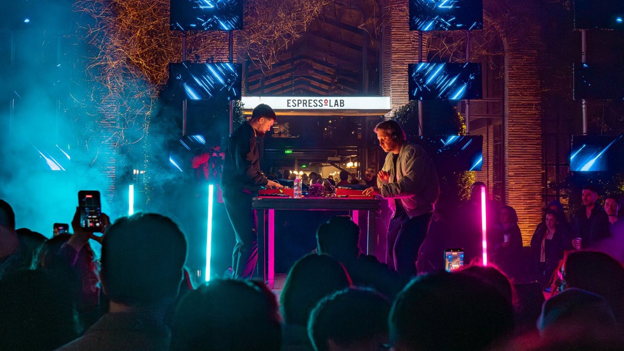 Tonic Walter, Espressolab Roastery’de  sahne aldı