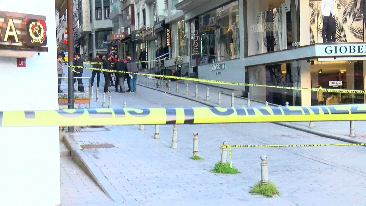 Fatih'te kan donduran infaz! Yabancı kurye kafasından vuruldu