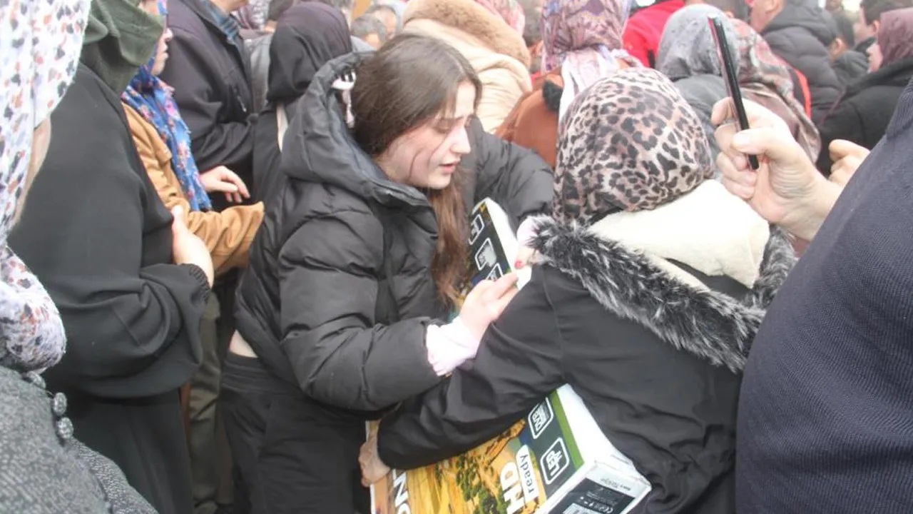 Ucuz olduğunu duyan koştu! 6 bin liralık televizyon 1750 liraya satıldı: Mağazada izdiham yaşandı