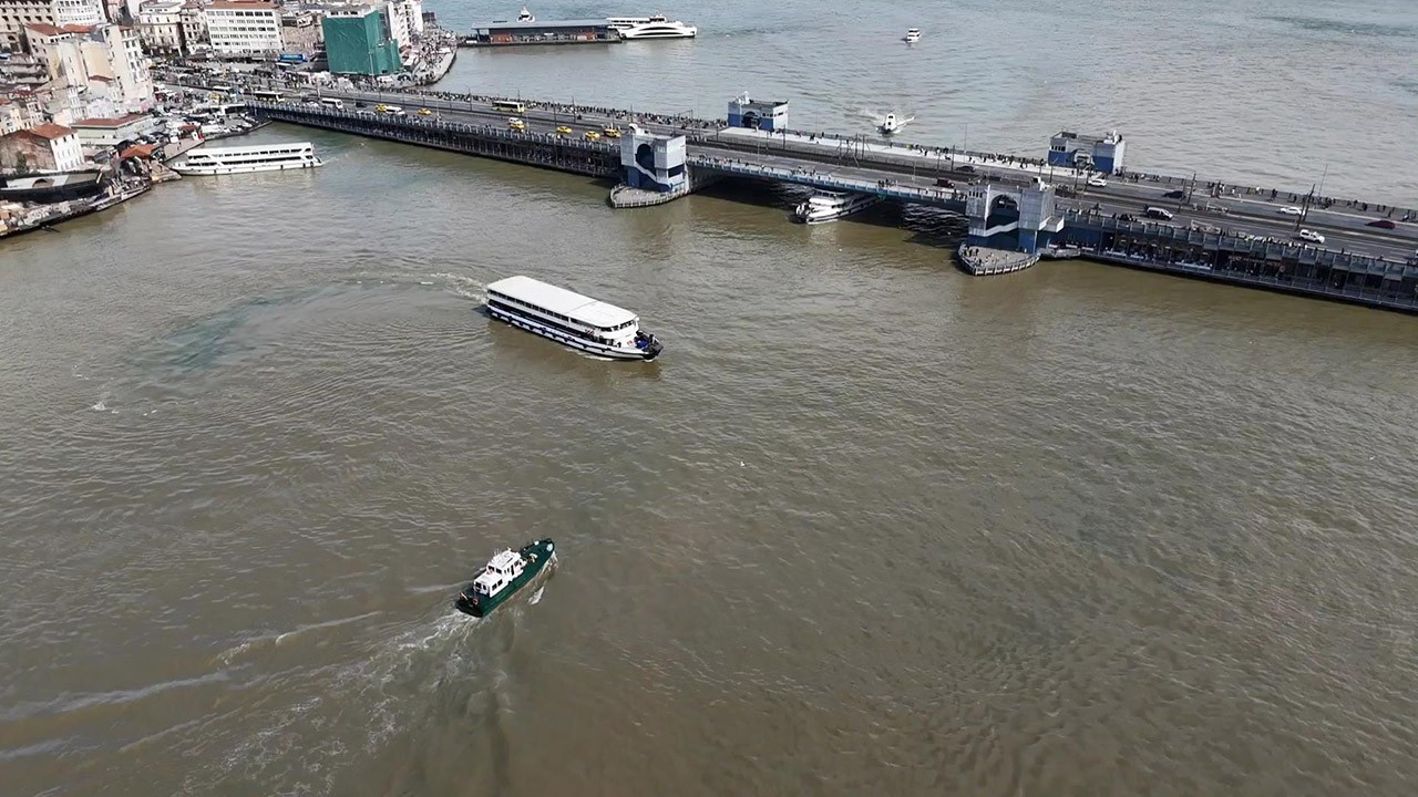 Haliç'te korkutan görüntü! Yağış sonrası rengi kah…