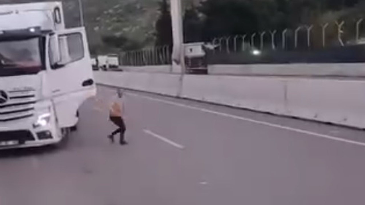 Sınırda dehşet! TIR şoförü meslektaşının aracına demir sopayla saldırdı