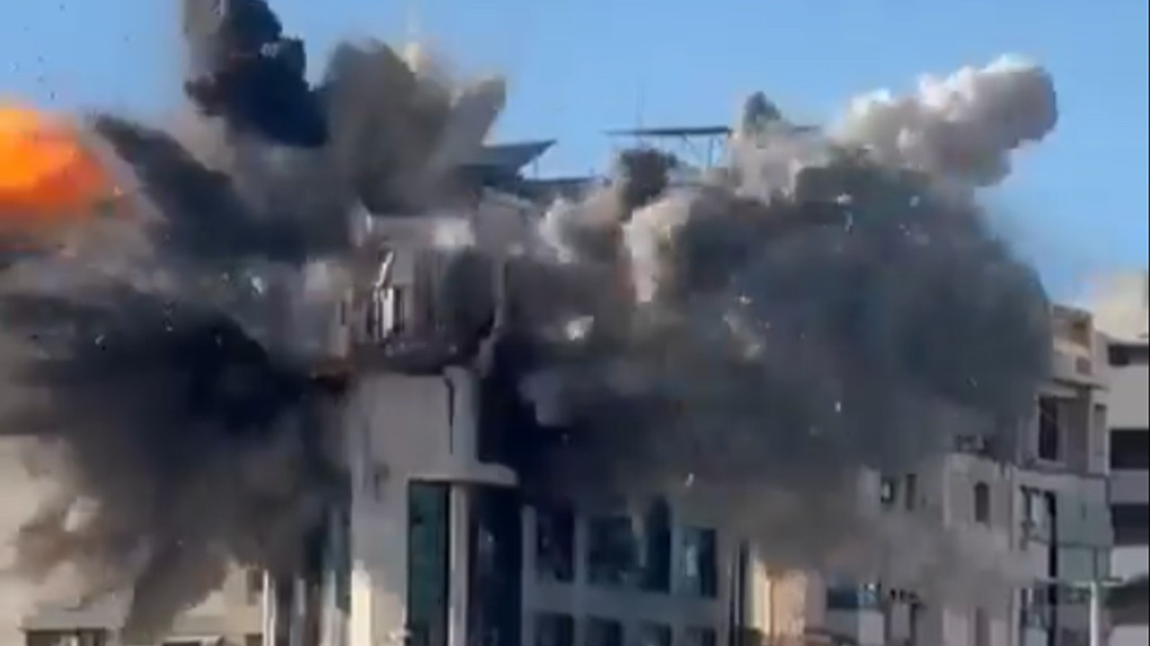 İsrail füzesi Beyrut'u böyle vurdu! Görüntüler ort…