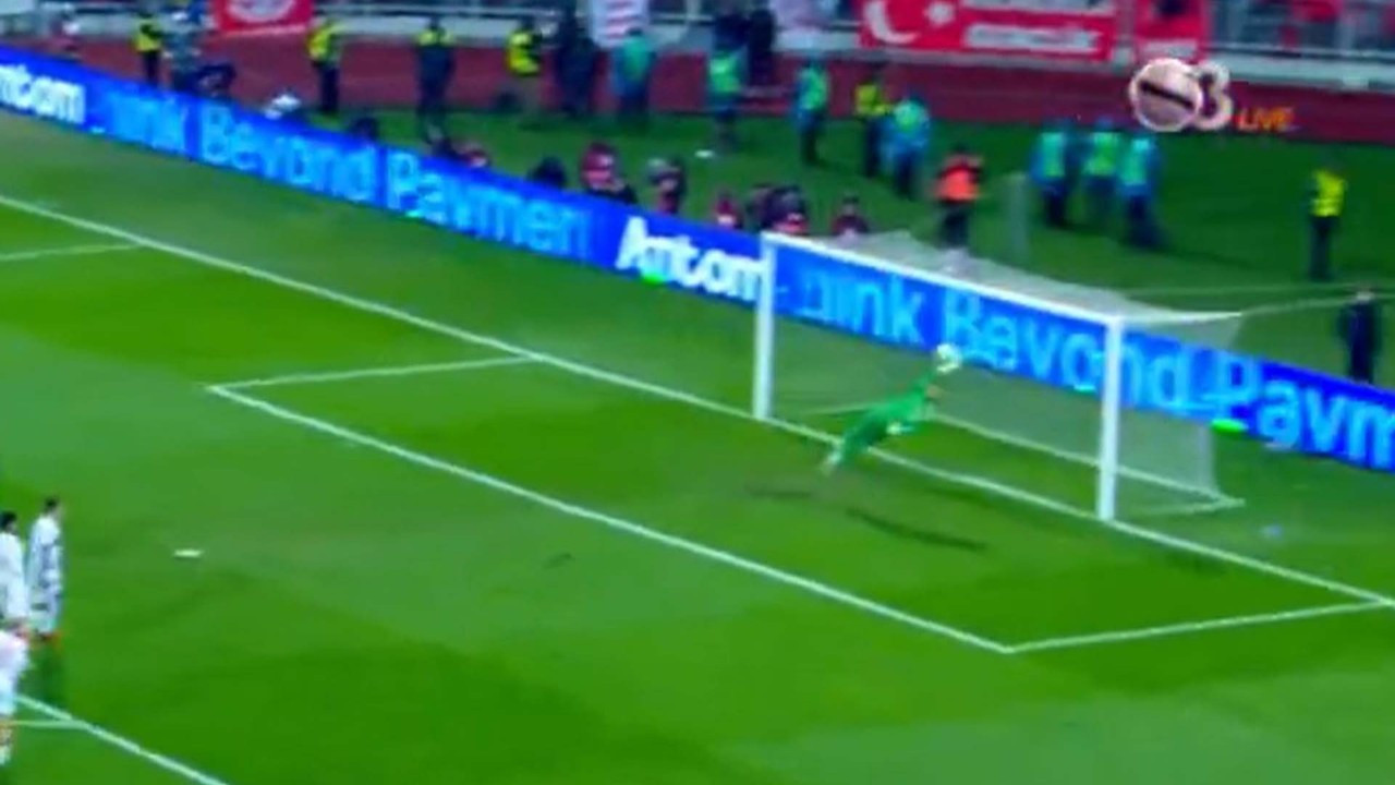 Türkiye- Kosova maçında ilk yarıya damga vuran an! Uğurcan Çakır, ahtapot gibi uzadı! 90’a giden topu çıkardı