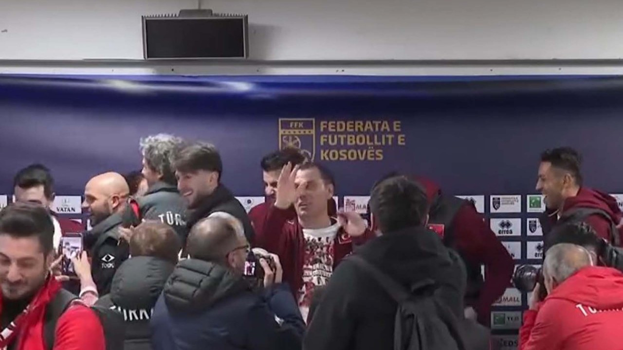 Coşku tavan yaptı! Milli futbolculardan Montella’ya basın toplantısında sulu baskın!