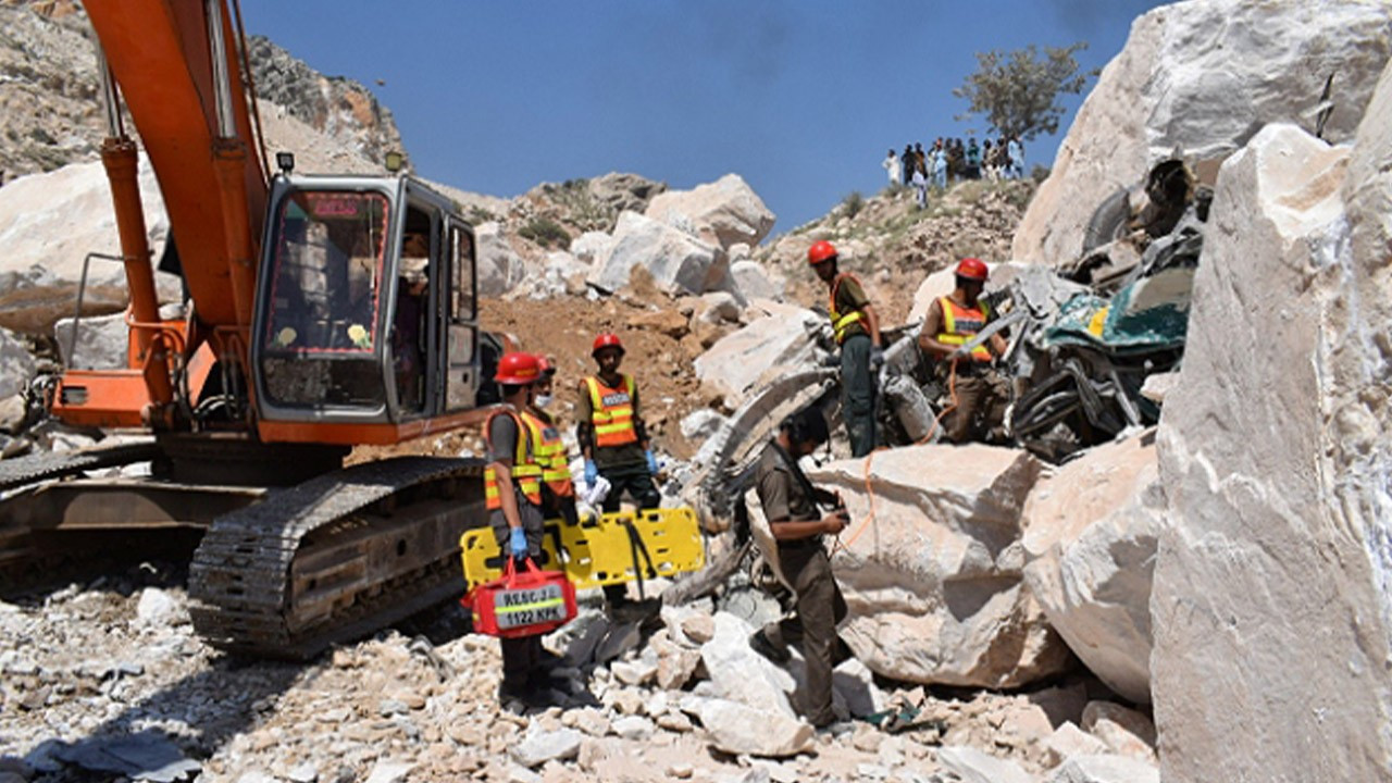 Pakistan'da mermer madeni çöktü: 9 ölü, 3 yaralı