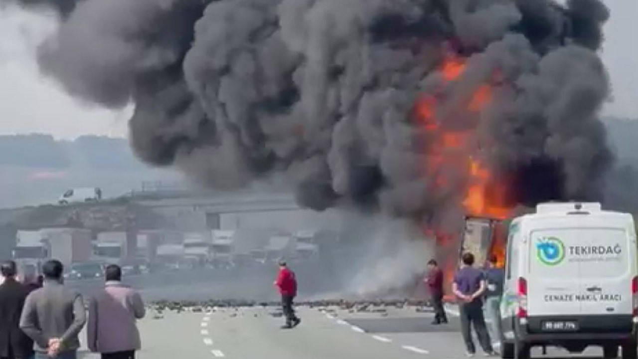 Çatalca'da TIR yangını; Kuzey Marmara Otoyolu traf…