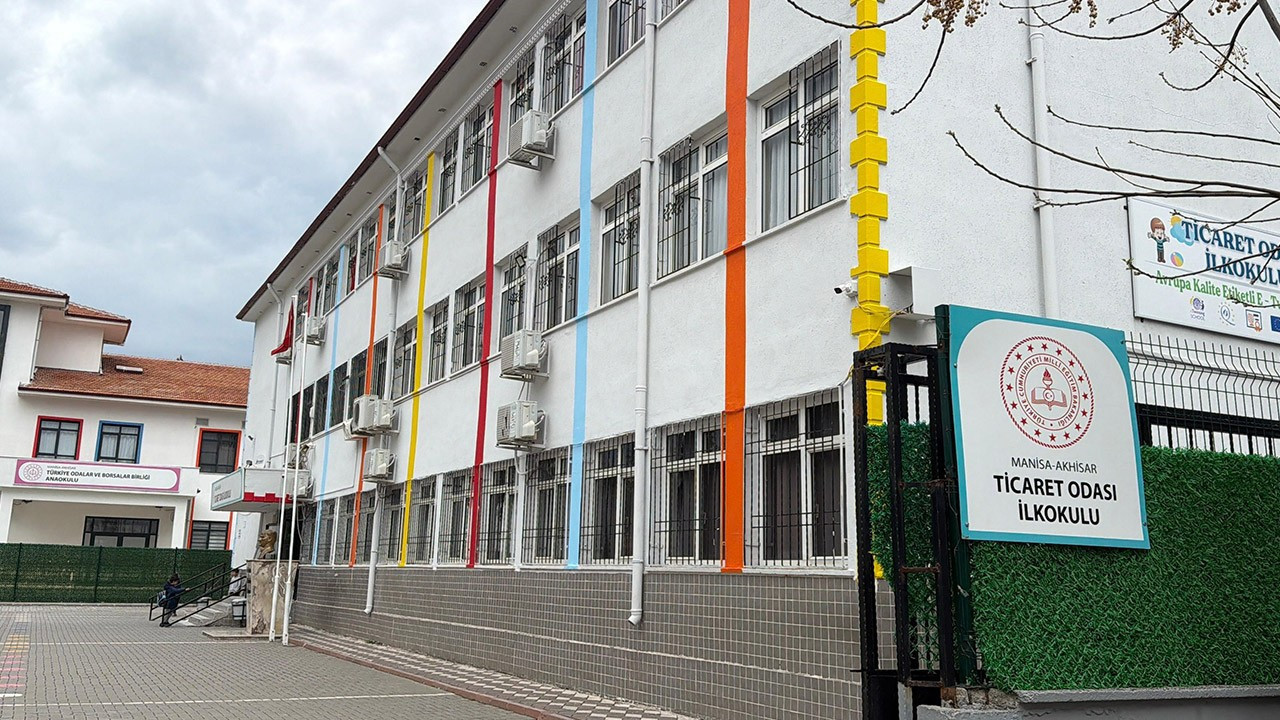 Sınıfın düşen tavan sıvası 3 öğrenciyi yaraladı