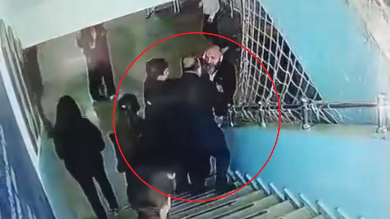 Okulda dehşet! Öğretmeni tehdit edip darbettiler: 'Etini kemiklerinden ayıracağım'