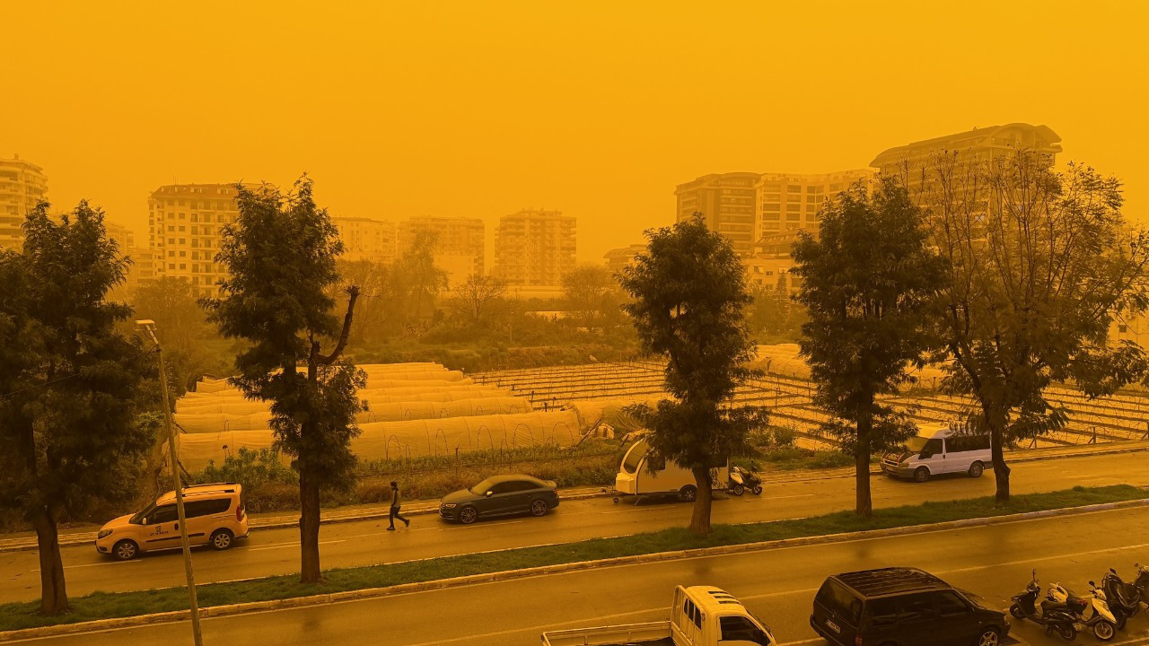 Libya'dan Türkiye'ye giriş yaptı! Çöl tozları Antalya'yı yuttu: Gökyüzü kızıla boyandı