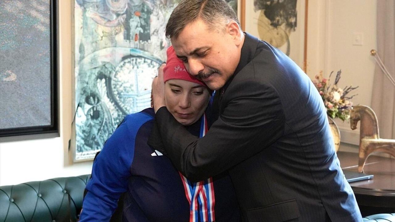 İçişleri Bakanı Çiftçi, Avusturya ve Fransa'da madalya kazanan otizmli ikiz kayakçıları kabul etti